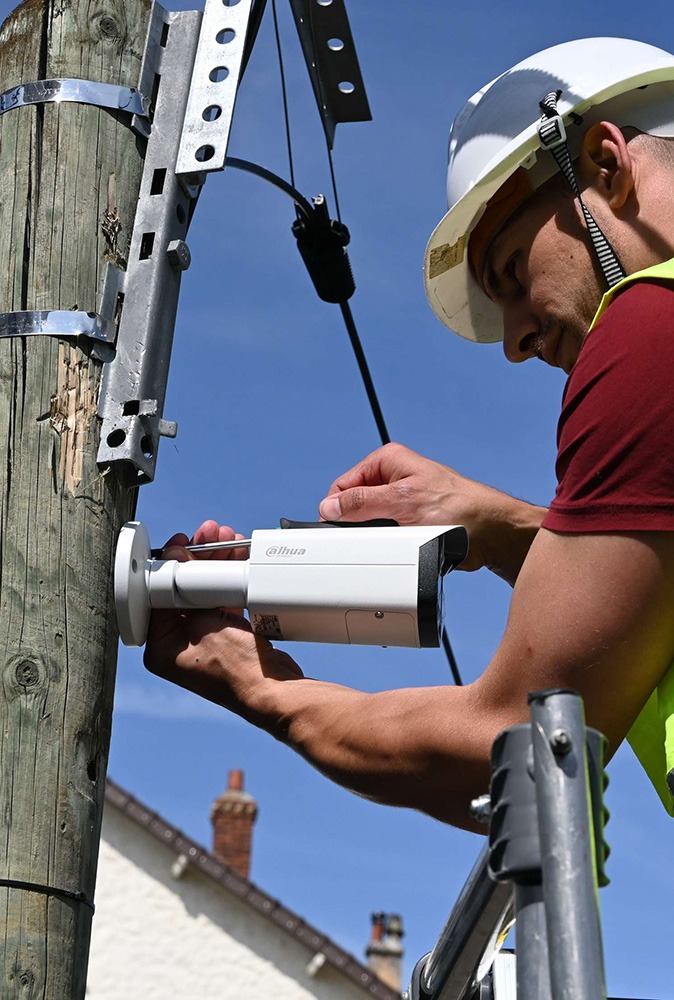 Installation d'une camera IP, formation IoT / SmartCity Candidat qui Install une camera en haut d'un poteaux télécom